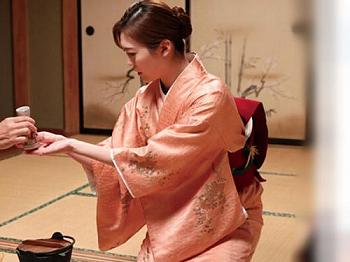 『中出し堕ち／温泉旅館女将』おちんぽ～出して出してぇ。強引客にコンパニオン奉仕した妖艶女将が一晩中ハメられまくるドラマw