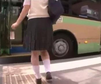 真面目そうな女子高生をバスの中でレイプ！こんな子がエッチな姿に…