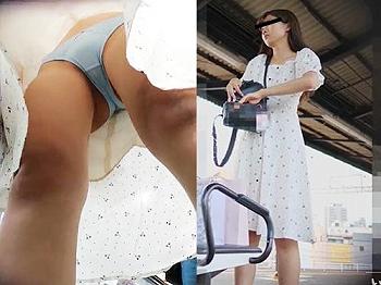 パンティー 盗撮 ワンピース 逆さ パンチラ盗撮】風の強い日を狙ったワンピース逆さ撮り！マンスジ高画質♪ - 動画エロタレスト