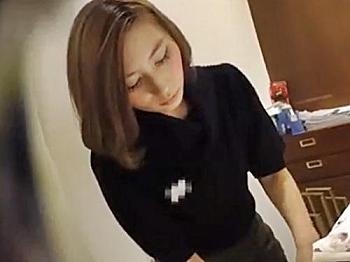 美人店員　盗撮 超美人ショップ店員盗撮》お肌のキレイな素人お姉さん！痴漢男が一瞬の判断でTバック美尻のドアップ接写を逆さ撮り！ - 動画エロタレスト