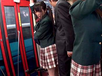 女子校専用バスに乗ってきた男が鏡使ってスカートの中覗き…気付いた女子校生がワザとお尻をチ〇ポに押付け勃起させて逆痴漢！