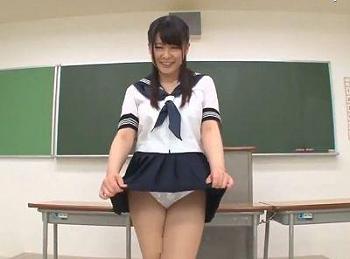 教室でJKがセーラー服スカートをめくってパンチラ♪