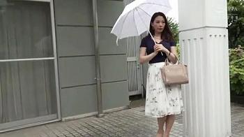 【伊東沙蘭】【立ちんぼ熟妻】その熟妻の性欲は天候に左右されない！晴れの日も雨の日も悪食極まりなくち●こを狩るのである♡