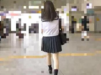 発育途中　盗撮 素人＞可愛いJKを狙って盗撮する陰湿な痴漢師！発育途中の巨乳おっぱいを逆さ撮りし電車で中出しレイプする鬼畜【ヤバイやつ - 動画エロタレスト
