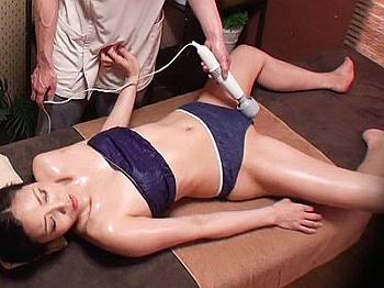 痩身おまんこ 痩身美容エステにやってきた人妻サンが、オマンコをマッサージされて、ガクガクに悶えてアクメしている！ - 動画エロタレスト