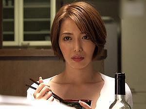 「黙っててくれればいいの&hellip;」夫じゃない男のペニスがやめられない！！シコシコしごきジュポジュポしゃぶっているうちに&hellip;