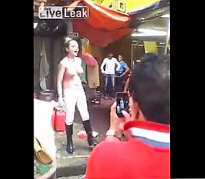 海外 万引きを疑われて 裸になる女性 ヒステリックにわめきながら裸になります 動画エロタレスト