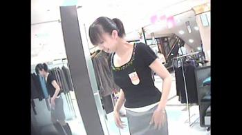 可愛い店員さんのブラちら盗撮 ピンク色のエロ可愛いブラジャーがチラリと丸見え状態 動画エロタレスト