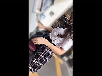 《女子高生×痴漢》爆乳の美少女が電車内で不埒な行為に遭い自宅で猛然と突かれながら精液の嵐を巻き起こすシーン