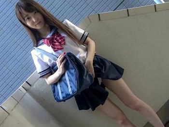 【制服JK】無限の性欲を隠し持つむっつり女子校生とハメ撮り撮影！小さいマ〇コをぐしょ濡れにされてハメ倒されちゃう