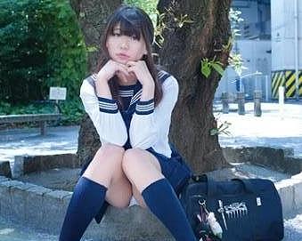 セーラー服ＪＫ中出し性交！Ｉカップ巨乳の女子校生がオジサンの変態部屋で生でヤラれる！