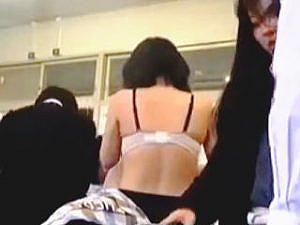 教室 着替え 盗撮 盗撮動画】知り合いの女子校生に頼み込んで教室内の生着替えを撮ってもらった結果♪ - 動画エロタレスト