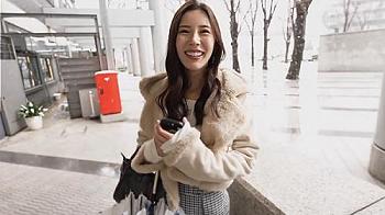 雪降る街並みを背景に夫の出張が一週間伸びたと笑う長身人妻。つまりこれから一週間セフレとバカスカハメまくるのであるww