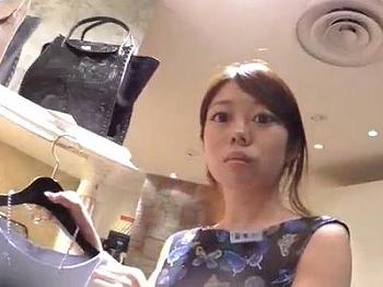 顔 逆さ 店員 