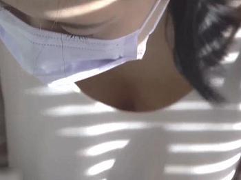 【盗撮動画】専業主婦の奥さまの胸チラ隠し撮り！前かがみサービスショットで乳首ちゃん解禁中ｗｗｗｗｗｗ