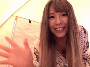 【野外テントで極秘オナニー】美乳お姉さんが人目を忍んでテント内で自慰行為！エッチな声を我慢しながらも感じまくり、美乳を揺