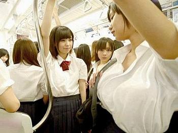 ＜M男いじめ＞ドS痴女なハーレム電車でデカチンを貪るエロ制服なロリJK集団！胸チラ誘惑し&rdquo;強制&rdquo;痴漢でフェラ抜き＜手コキ
