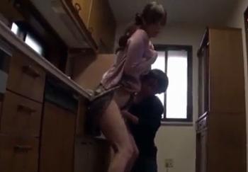 【熟女】ムッチリ巨乳ギャルママが台所で誘惑に負ける！父の気配で燃えるエロ動画 - 動画エロタレスト
