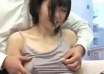 服の上から母乳を吸われる av