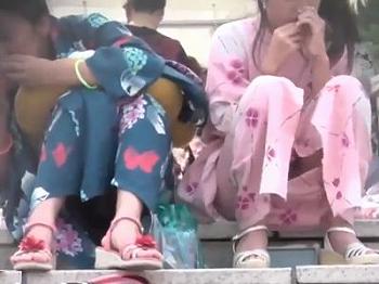 海 逆さ  浴衣　盗撮 リアル盗撮】まだ幼い感じの浴衣美少女のしゃがみパンチラ！無防備な股間を執拗に狙う変態鬼畜盗撮師の秘蔵映像！ - 動画エロタレスト