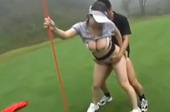 【中出し】Gカップエロキャディが生ハメ3P！コスプレ巨乳を味わいホールインワンエロ動画！ - 動画エロタレスト