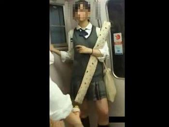 動画 電車 盗撮 電車内で女性を無断撮影しただけ なぜ書類送検され、停職5日の処分に？: