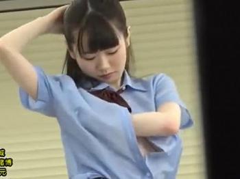 女子高生　脇　チラ 水卜さくら】ノーブラで脇汗を拭く女子校生のおっぱいがチラ見え♡ - 動画エロタレスト