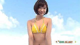 ショートカット美少女がビーチで胸や体を触られる水着食い込み着エロイメージビデオ