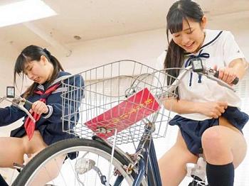 アクメ自転車》『激しすぎるよぉぉ!!♡』ピストンバイブ自転車で悶絶 