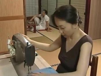 【ヘンリー塚本】熟れて食べごろ熟女がセックス三昧！旦那が寝ちゃったスキに浮気ちんぽとハードピストン♡イキまくる淫乱BBA