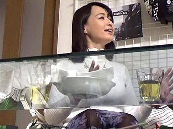 【連れ込み】五十路素人奥さんを自宅にナンパお持ち帰り‼年下男との浮気不倫の様子を盗撮隠し撮りされた美魔女美女おばちゃん‼