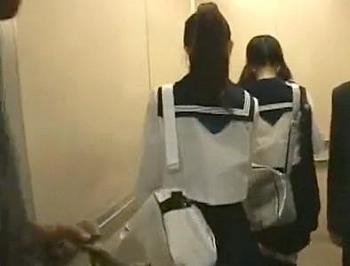 下校途中のロリ美少女をエレベーター内でセーラー服着衣のままヤリタイ放題に犯す！