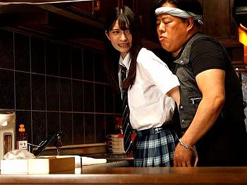 【JKレイプ】母親の再婚相手の義父に襲われるロリ制服美少女な連れ子…抵抗出来ずに鬼畜な近親相姦で肉便器調教【エロドラマ】