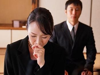 【人妻レイプ】夫の葬儀がひと段落してすぐに義理の息子に犯される未亡人の母親…強引に喉奥イラマから陵辱されて寝取られ墜ち