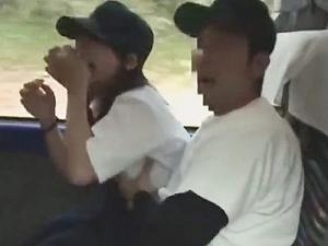 【女子校生】ちょ！！オッパイ触っちゃってますけど！？野球部員が試合に向かうバスの中で女子マネとちちくり合ってやがる！！