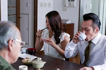 エロ美人な人妻おばさんが義父にセンズリ鑑賞しちゃって…バレて言い逃れできない義父に逆上レイプで犯されまくり絶頂！