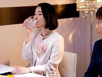 ＜近親相姦＞卒業式に起こった義母と息子の変態SEX！エロ巨尻な三十路の人妻熟女に誘惑され童貞チンコを搾りぬく禁断性交！