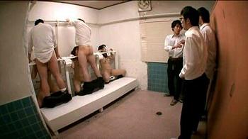 【愛音まひろ】トイレでギロチン拘束された巨乳パイパン女子校生たちが男子たちにイラマチオ責め射精ザーメン顔射調教。