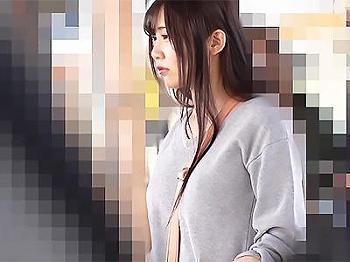 服の上からでも分かる美巨乳お姉さんが電車内で鬼畜男に犯されて生中出し