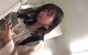 パンチラ盗撮 Ol風美女を追跡し電車内で逆さ撮りパンチラ動画 動画エロタレスト