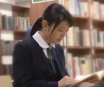 図書館 学生 ジャージ姿 痴漢 セール