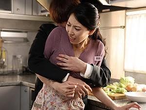 「血がつながってないんだから&hellip;」母を女として意識してしまった少年！女も女で、ひそかにアソコをたぎらせていたのだった&hellip;