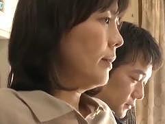 四十路義母円城相姦 ヘンリー塚本・円城ひとみ＞義息に薬で熟女義母が眠らされての昏睡、中出しレイプ、近親相姦。マンコに精子が、感づき激怒 - 動画エロタレスト