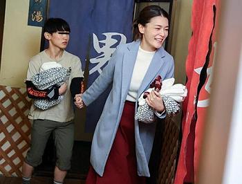 【叔母ショタ】『おちんちん大きくさせてごめんね』連れて行った女湯で勃起してしまった甥っ子を見て焦った叔母が最終手段に出る