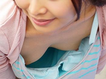 奥さんの乳首チラ 