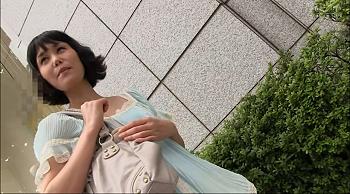 【熟女ナンパ】「ああ、そこ気持ちいっ」四十路のスイーツ好きのスレンダー熟女は亀頭でクリを撫でられ即イキする敏感熟妻