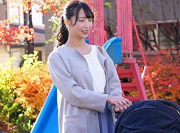 巨乳 人妻 公園 で検索すると出てくる黒服のベビーカー