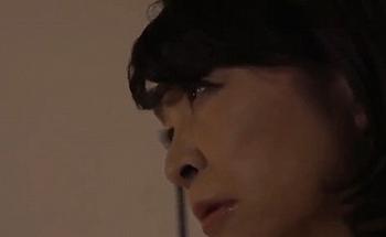 五十路未亡人夫遺影前相姦 