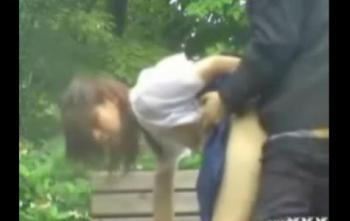 巨乳ｊｋギャルが森林公園のベンチで青姦 生ハメ中出しの現場を盗撮 動画エロタレスト