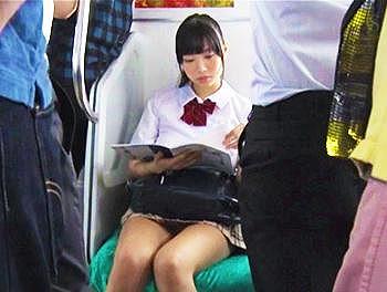 【痴漢】可愛い制服姿の美巨乳おっぱい女子高生が電車でお尻を触られたり声が出せずおマンコの中に指を入れられる…